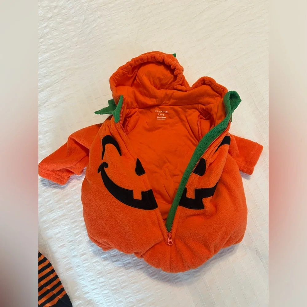 Baby winter Halloween pumpkin costume with striped socks - 6-9 months